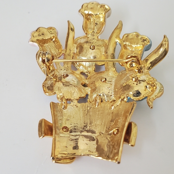 Retro Barrel full of roses with a bow Brooch/pin - Picture 3 of 3